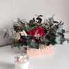 Centro navideño con flores preservadas