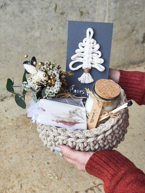 cesta de macramé con flores preservadas