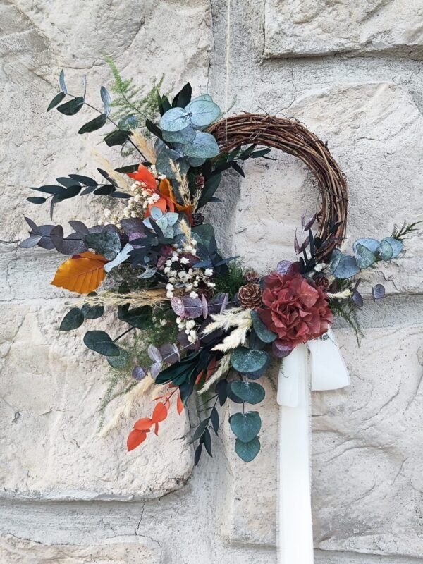 Corona de otoño con flores preservadas